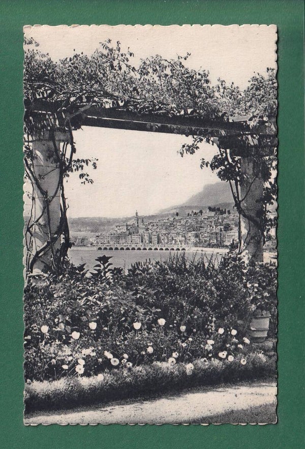 MENTON - Entre les pergolas