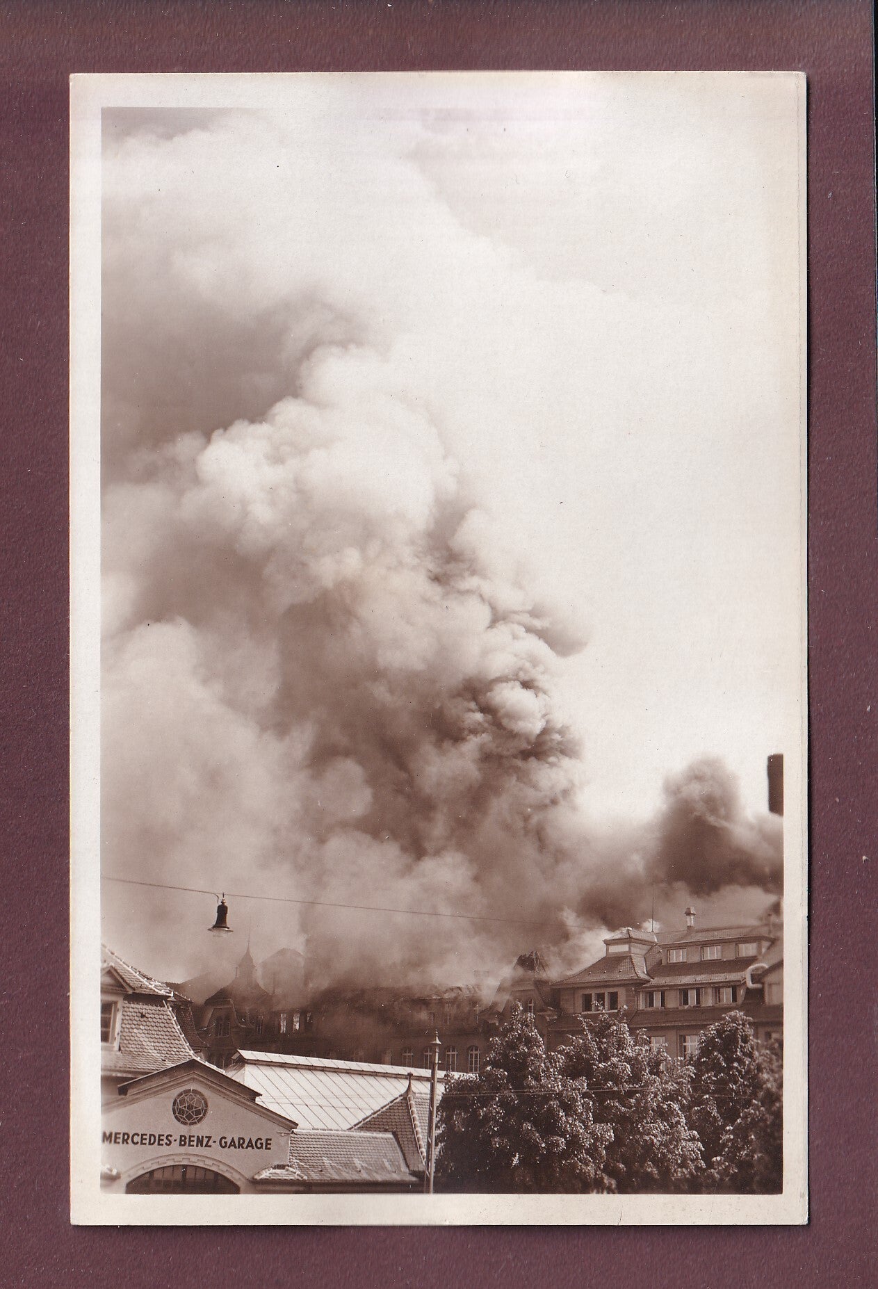 Photo R. Jansky Bern - FEUER - Mercedes Benz Garage
