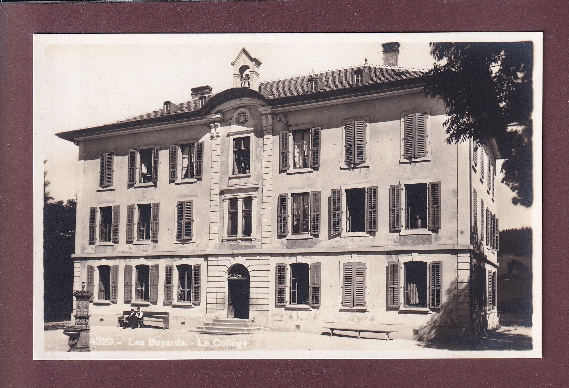 LES BAYARDS - Le Collège