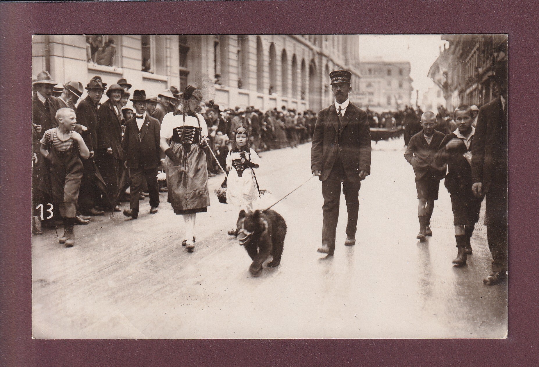 Photo - BERN - Tracht und Bär