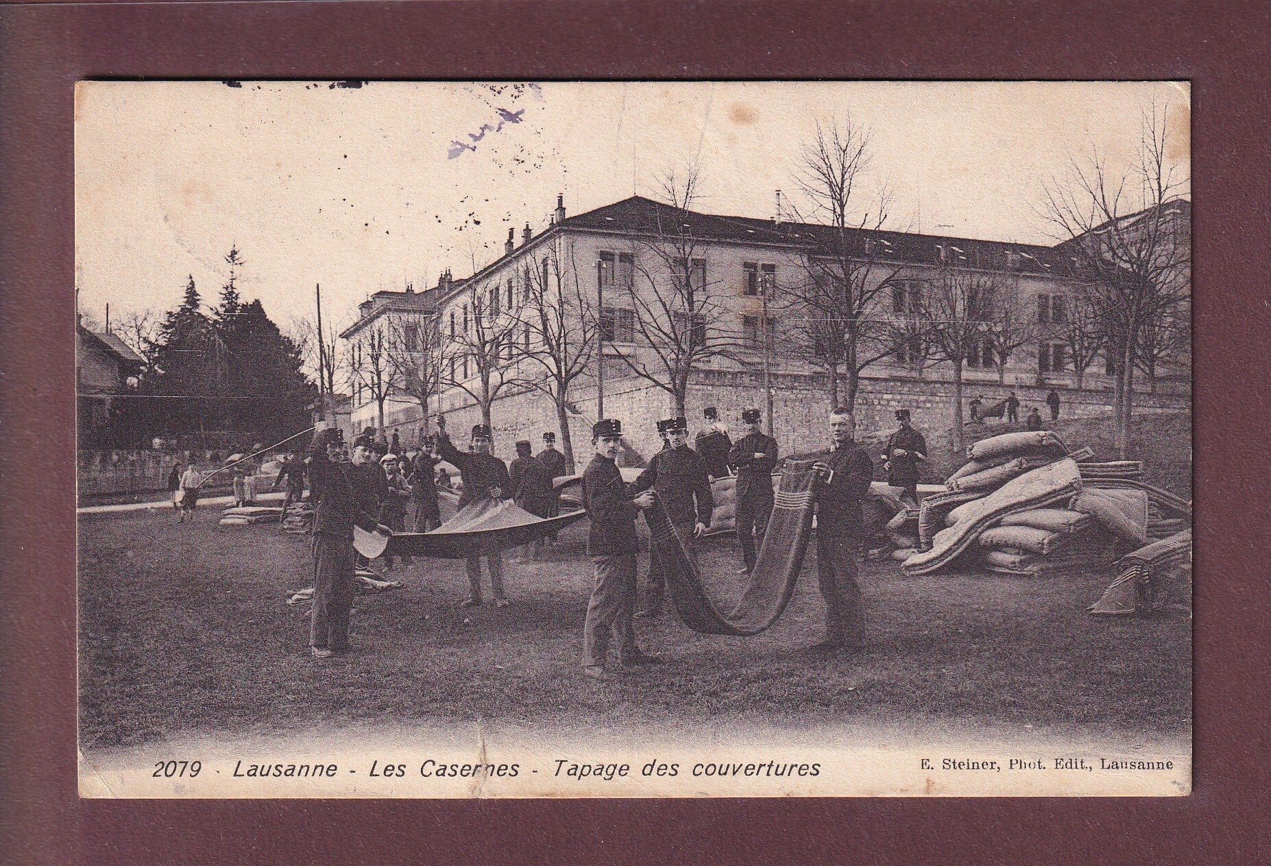 LAUSANNE Caserne Tapage des couvertures 1910 // déchirure //