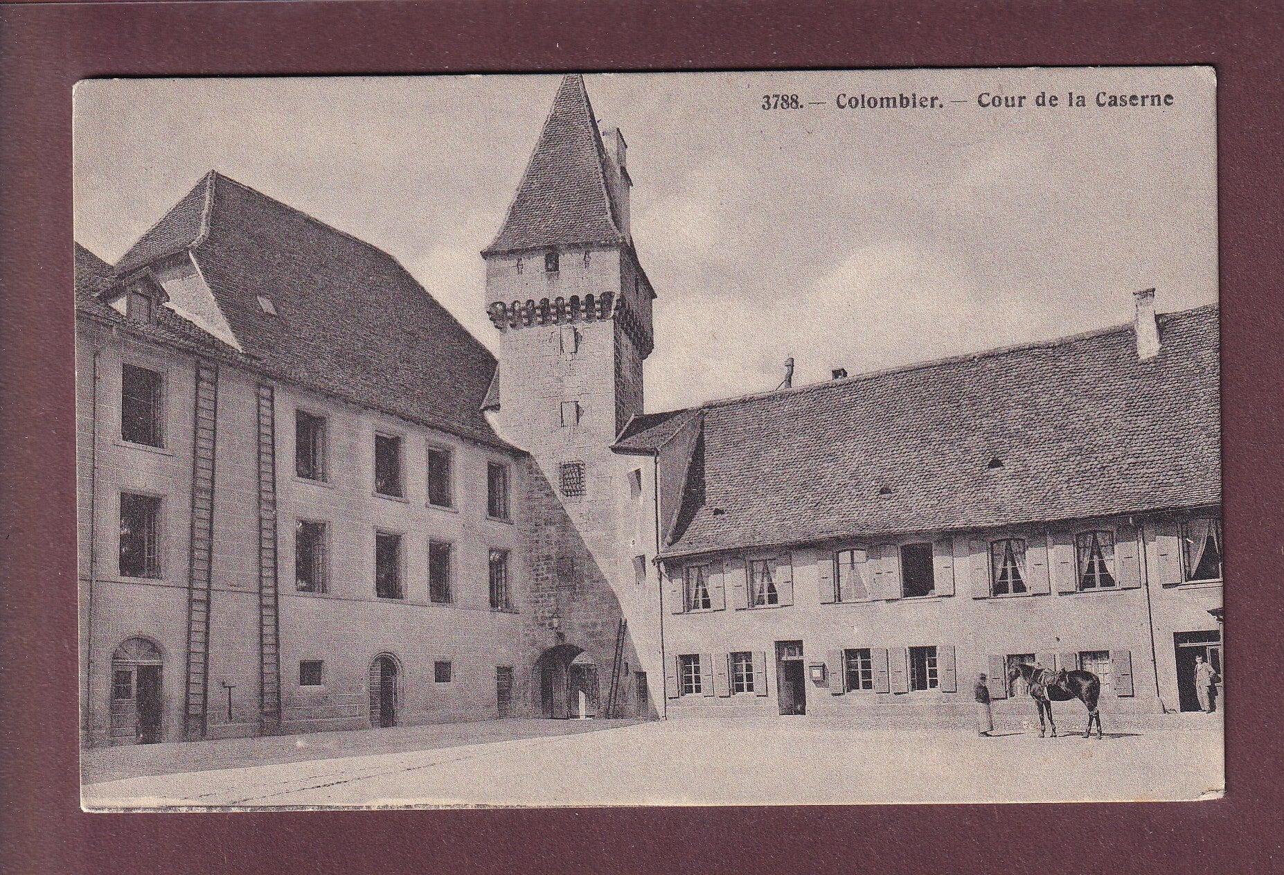 COLOMBIER - Cour de la Caserne - 1910