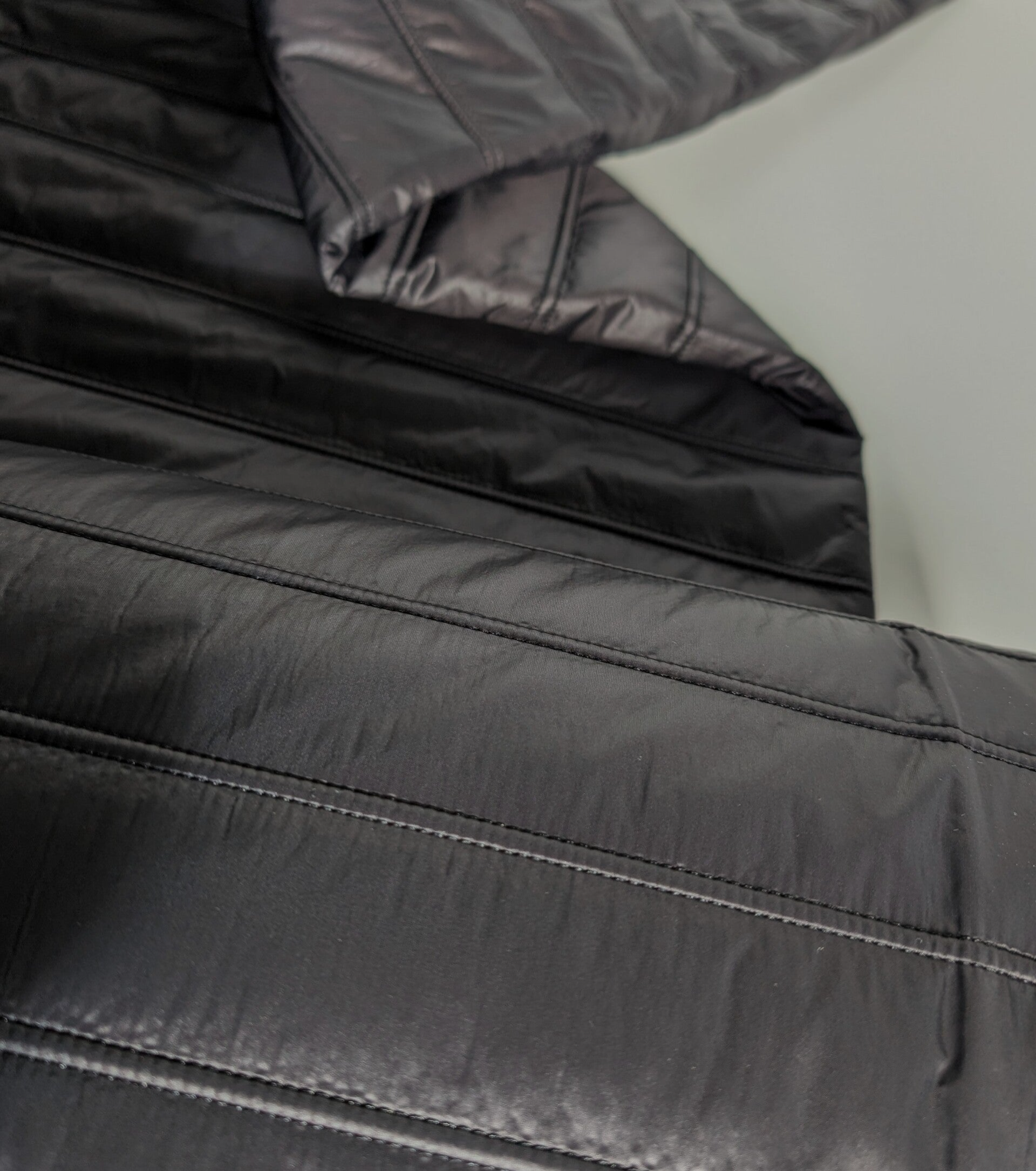 Steppstoff, gestepptes Streifenmuster, schwarz, Meterware