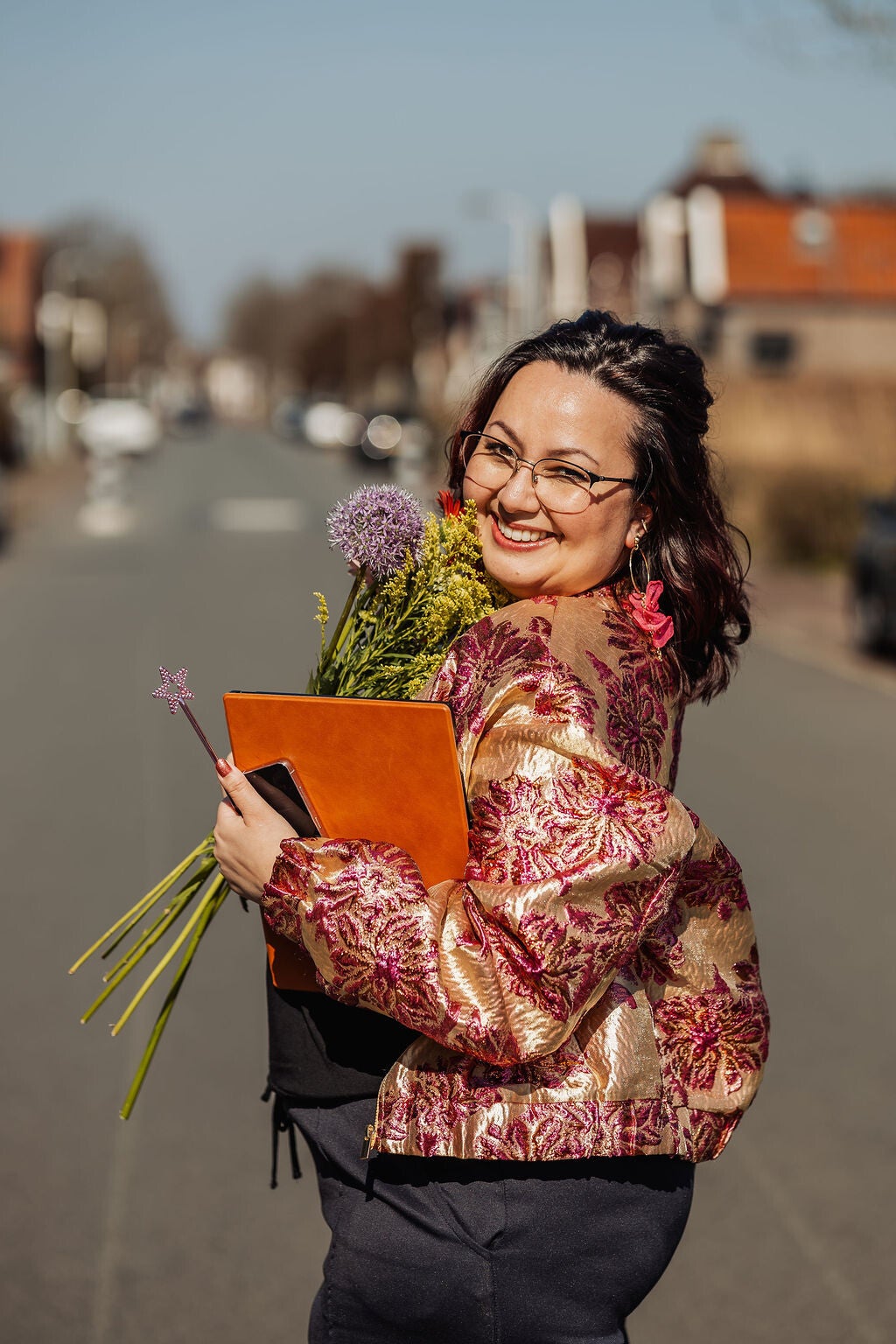 Weddingplanner Carmen Akollo achter de laptop een draaiboek voor de trouwdag aan het maken. 