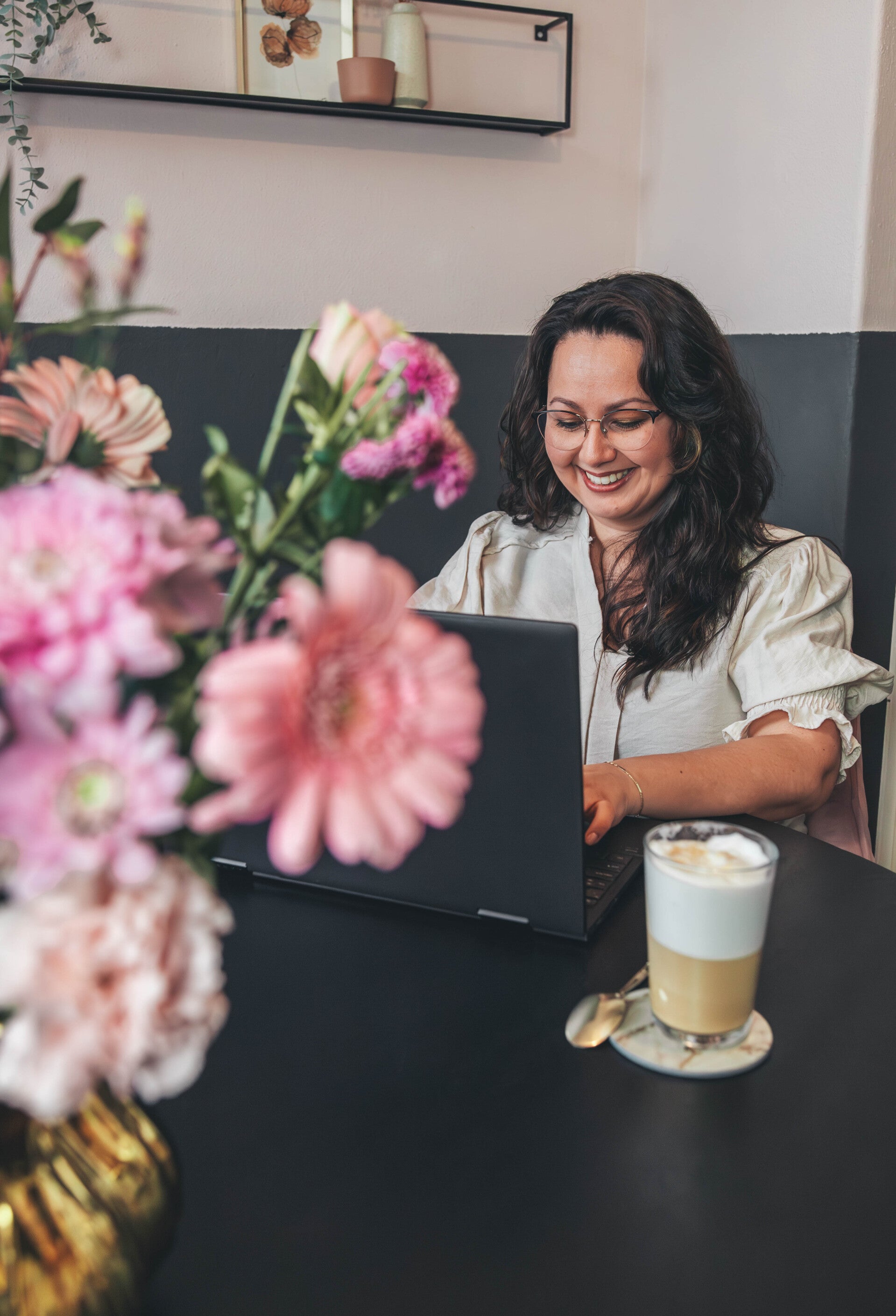 Weddingplanner Carmen Akollo achter de laptop een draaiboek voor de trouwdag aan het maken. 