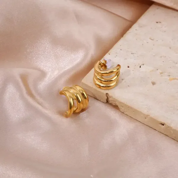 Boucles d’Oreilles Dorées – Triple Anneaux Élégants
