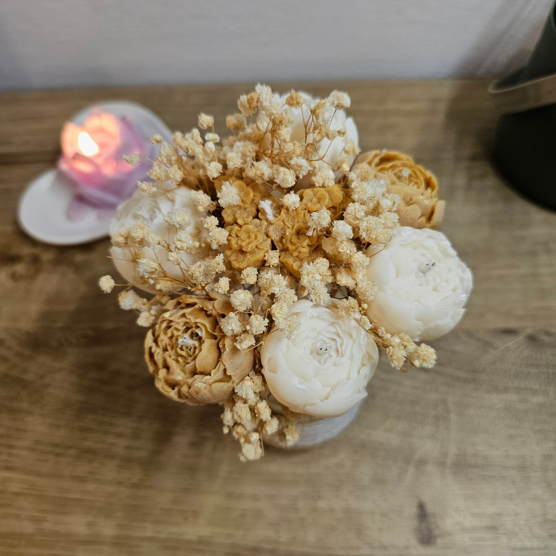 Schmetterlingsblumenstrauß in der Kerze