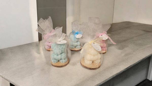 Rosenteddybär S mit dicker Holzscheibe