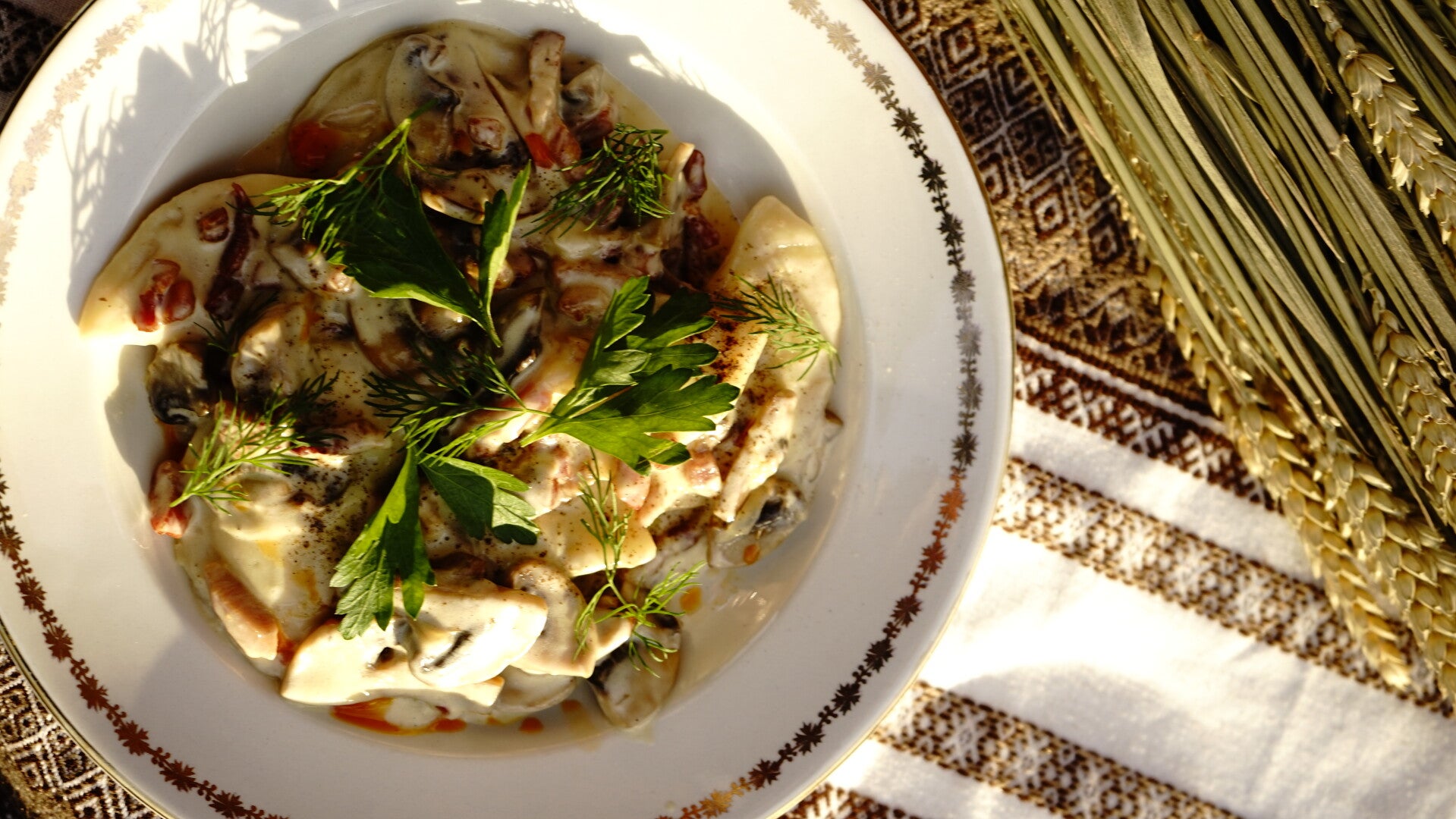 Varenyky med potatis och svampsås