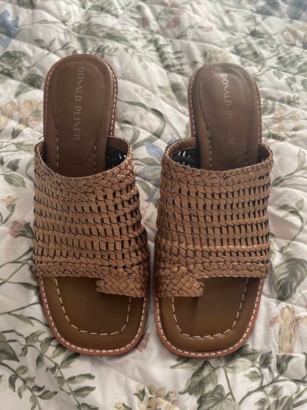 Donald Pliner Women’s Gold Basket Weave Mules 9M Boho Summer