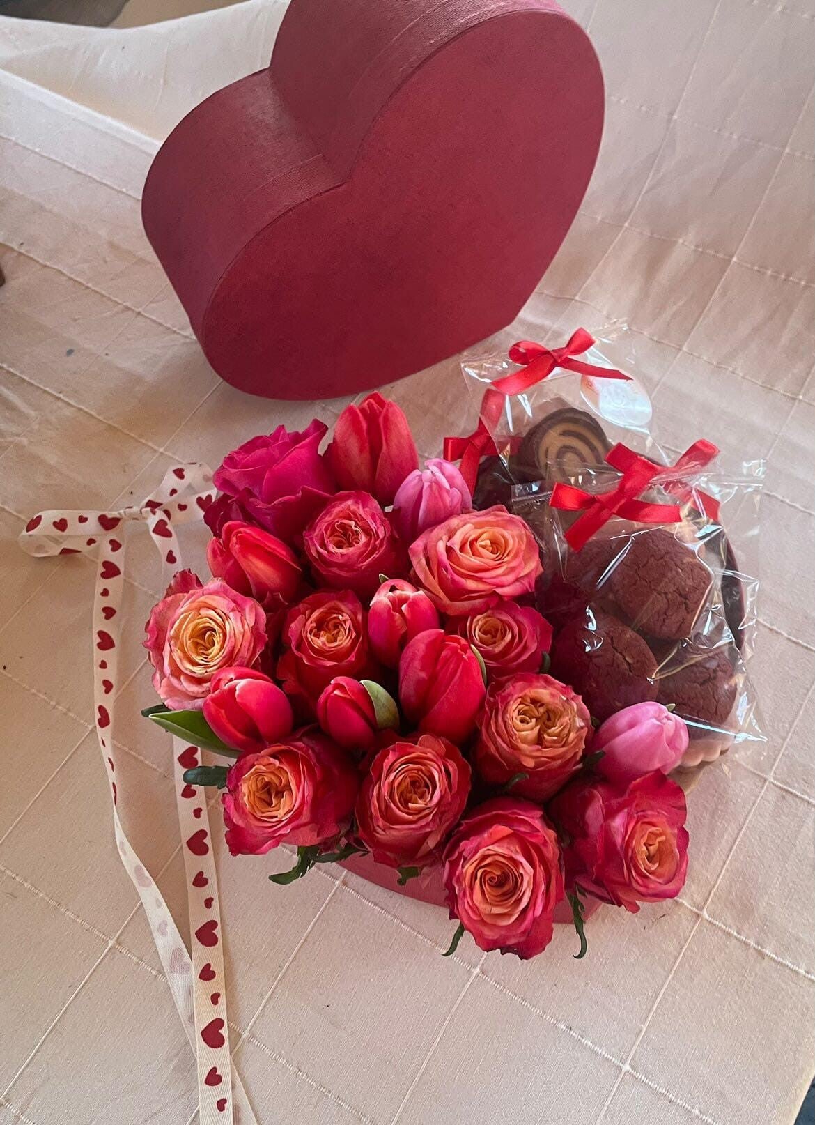 Valentijndoos - bloemen & koekjes