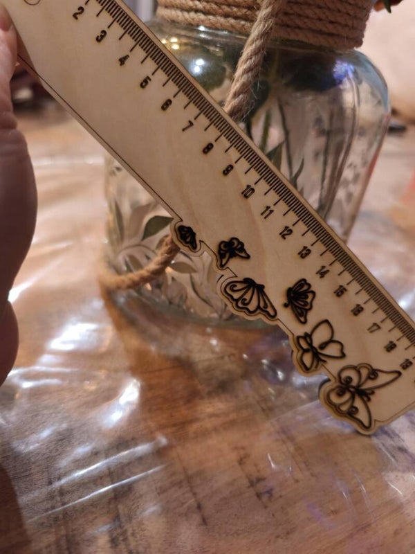 Règle en bois gravé