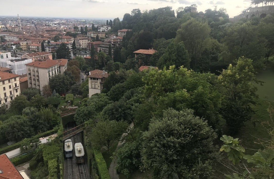 Bergamo-treinreis-euopa-funicular-oude-stad-italie-uitzicht-nieuwe-stad