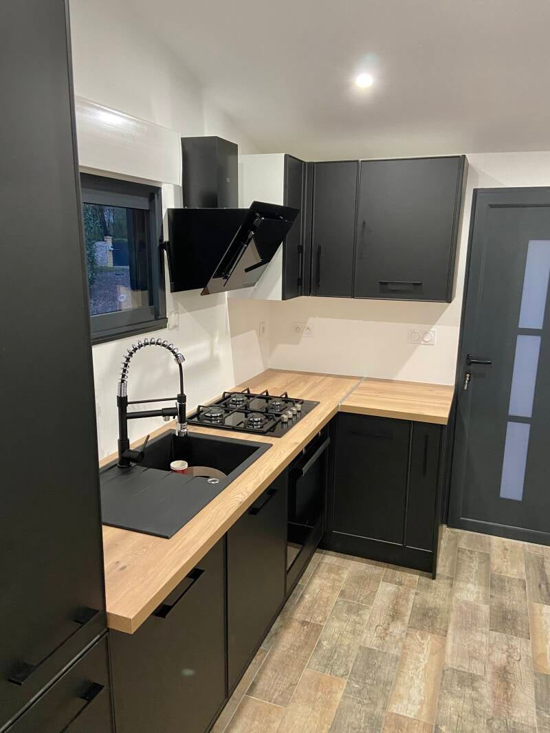 cheminée moderne sur mesure noir et bois 