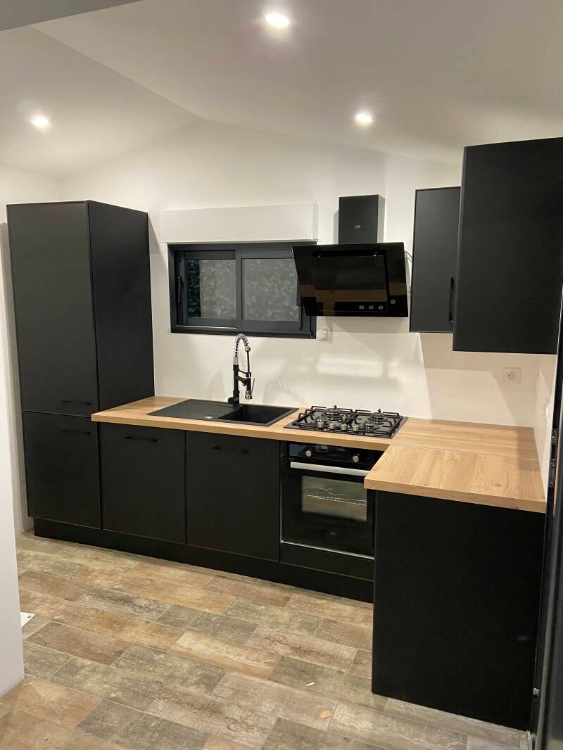 cheminée sur mesure bois et noit mat 