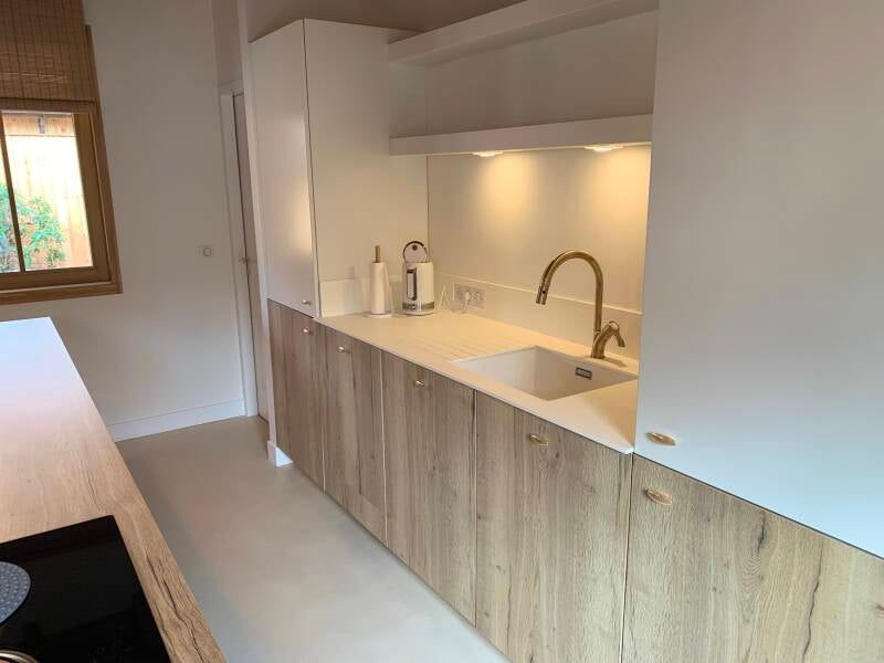 cuisine sur mesure en stratifié bois et blanc laqué mat 