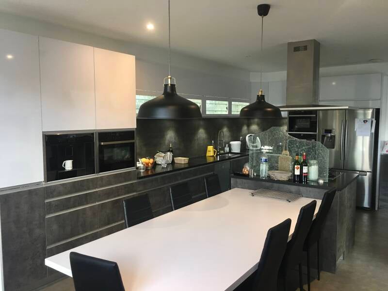 création d'une cuisine sur mesure en stratifié effet béton et plan de travail en granit noir 