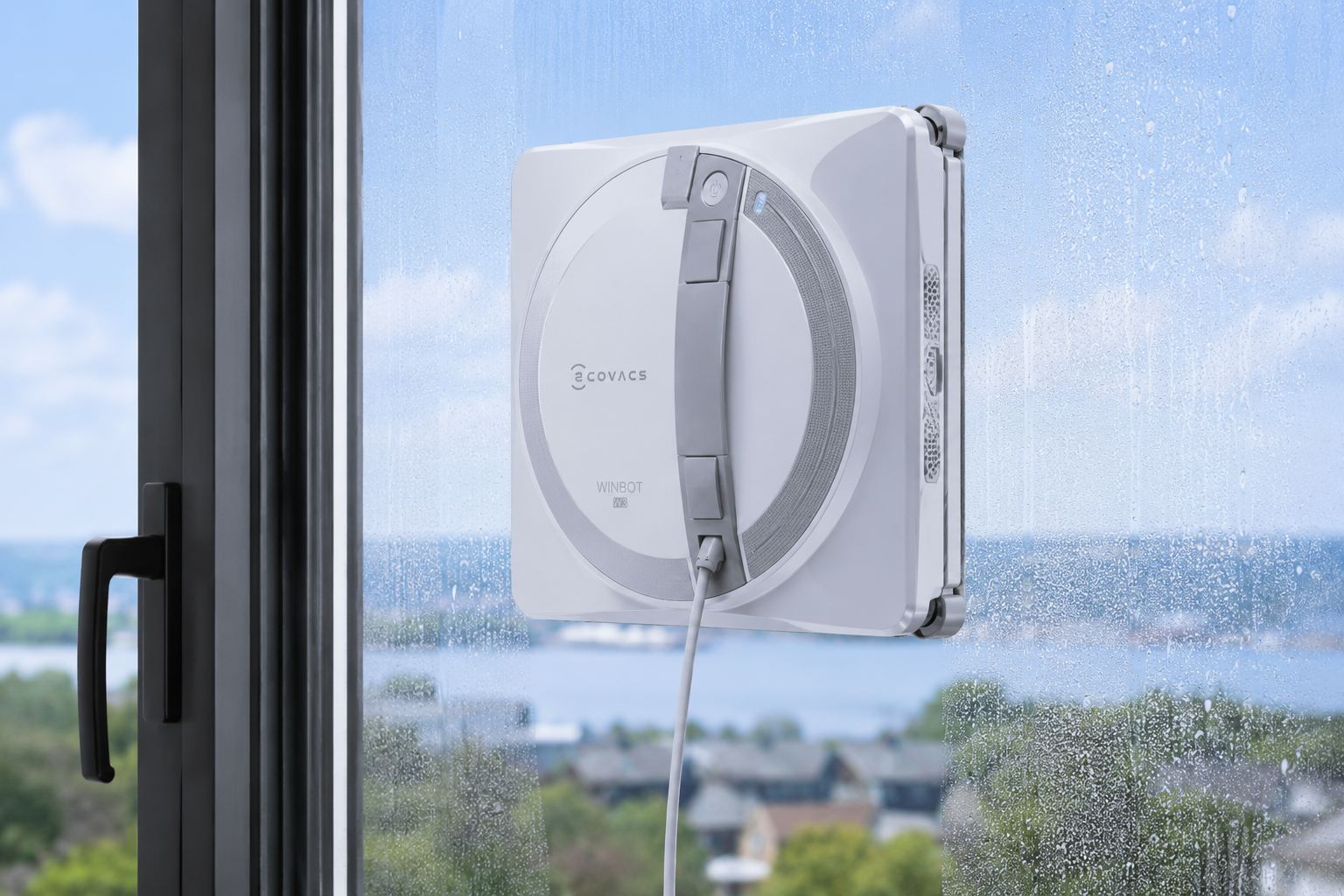 Ecovacs Winbot W3 Omni pesemässä ikkunaa