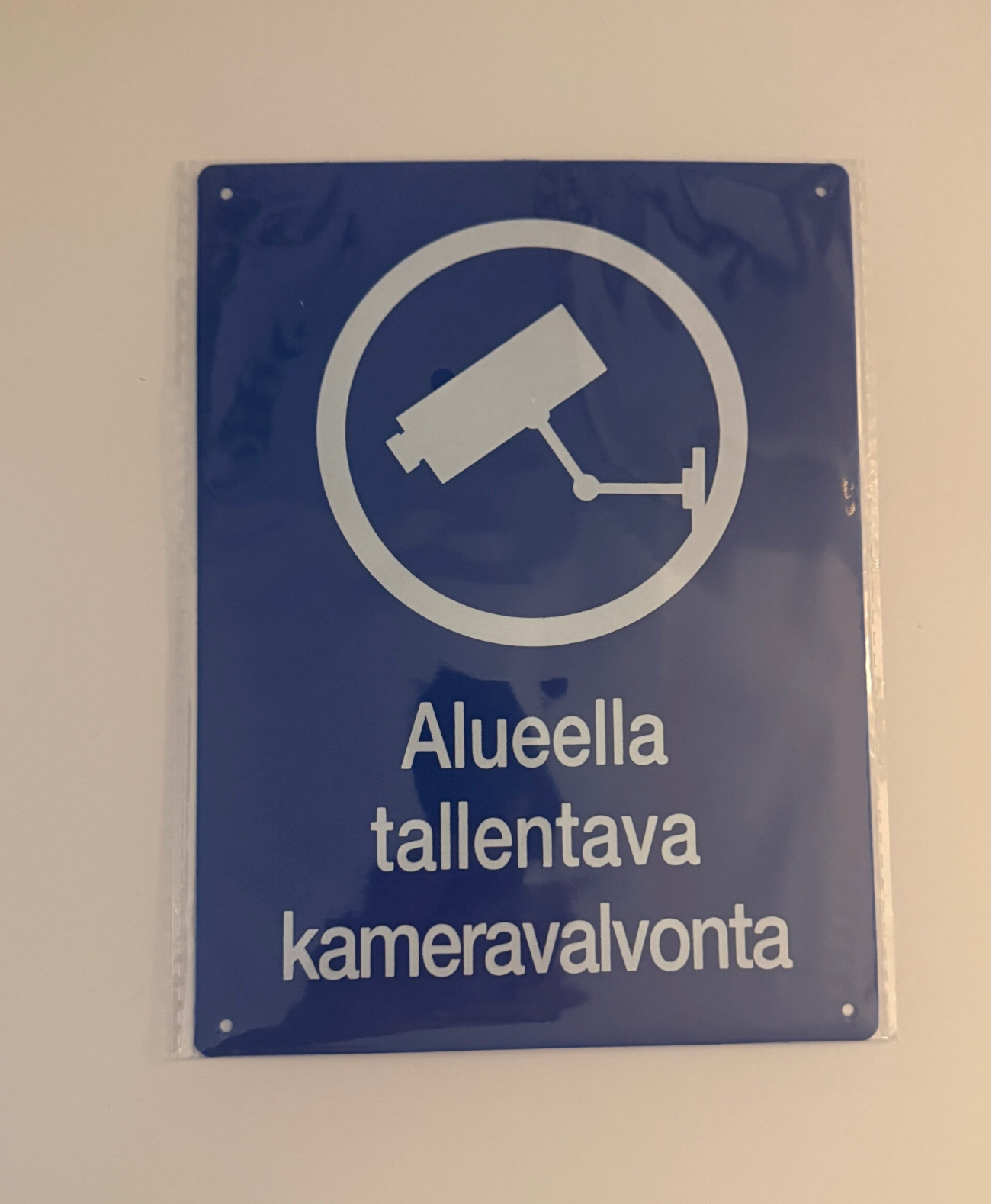 Alueella tallentava kameravalvonta kyltti