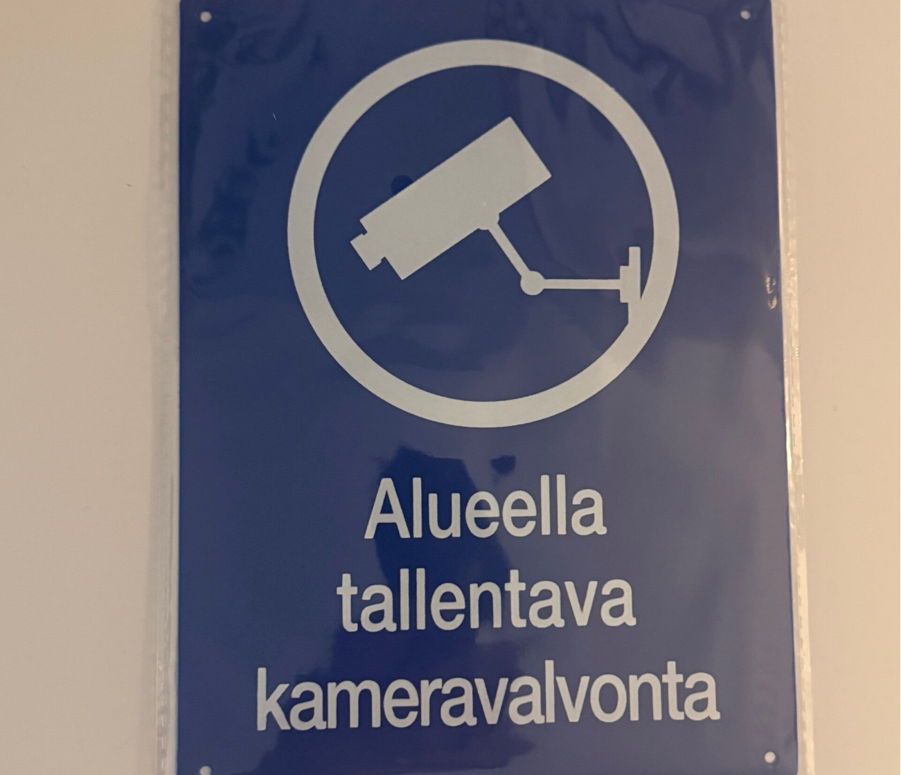 Valvontakamerasta kertova kyltti