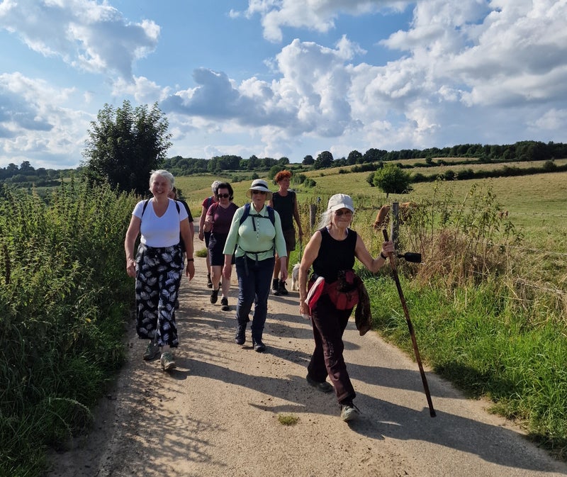 Zangeressen wandelen in Limburgs Heuvelland tijdens Zomer Zangweek