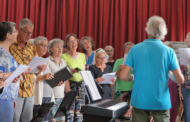 Enthousisaste zangers tijdens repetitie zangweekend