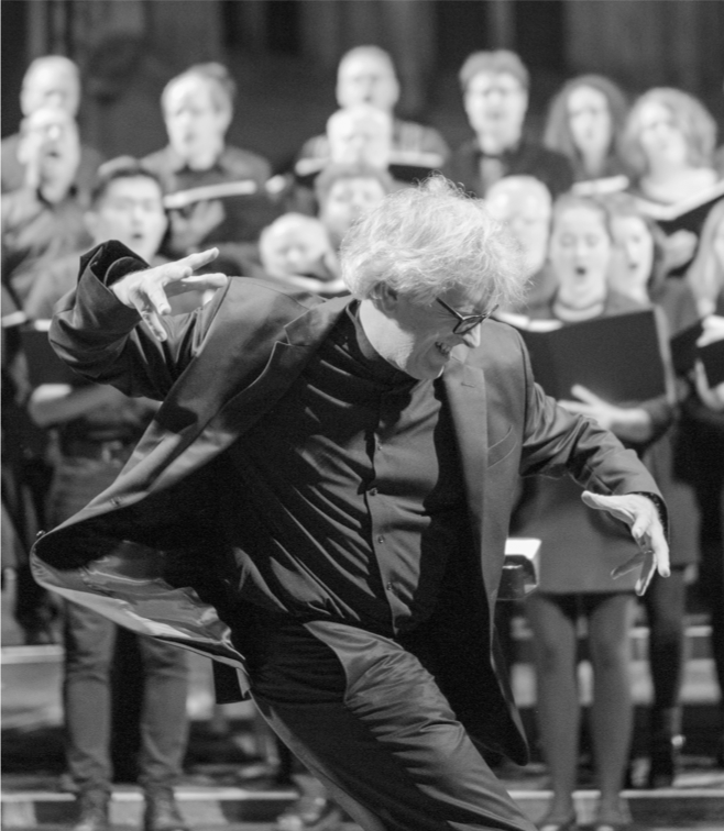 Dirigent Wim Vluggen dirigeert Concert Koorreis