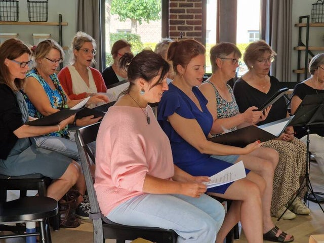 Vrouwen die klassieke muziek instuderen tijdens repetitie zomer zangweek