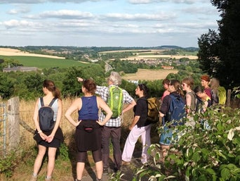 vrouwen kijken naar uitzicht Limburgs Heuvelland tijdens wandeling Zangweek