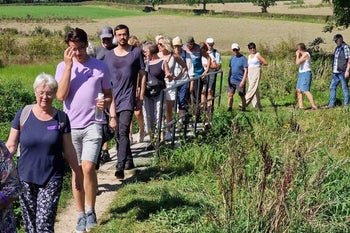 Zangers wandelen door Heuvelland tijdens Zangweekend 2025