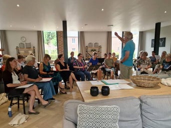 dirigent wim vluggen tijdens repetitie zomer zangweek 2025