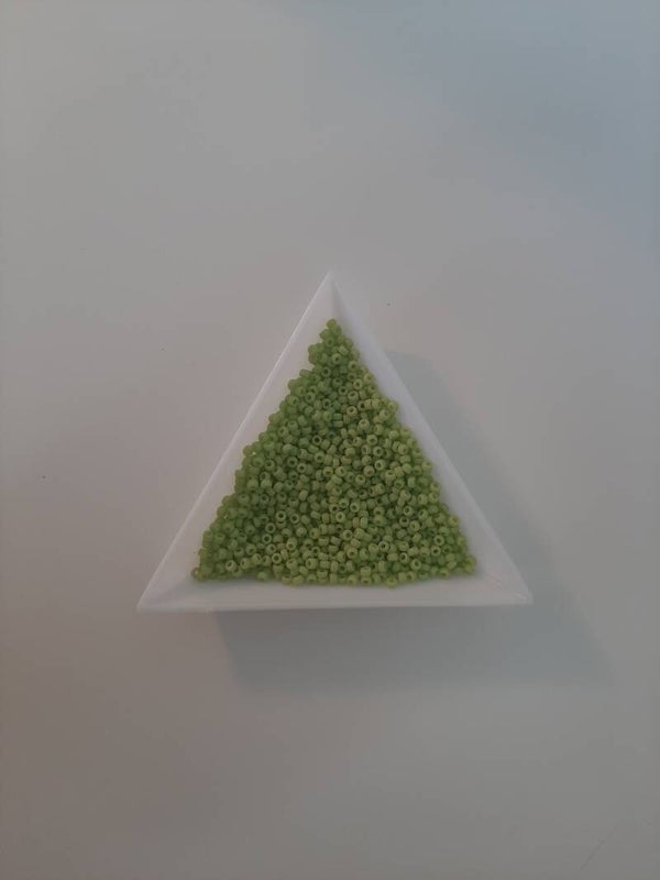 Miyuki rocailles 2mm Opaque chartreuse green- 2 gram