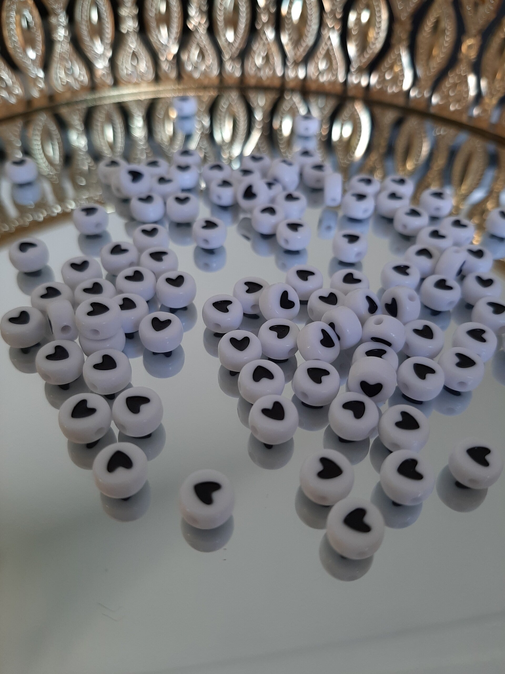 Hartjes kralen- wit/zwart -10 stuks
