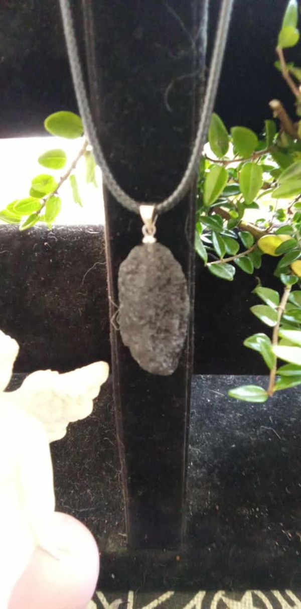 Collier pendentif-pierre-brute-tectite A