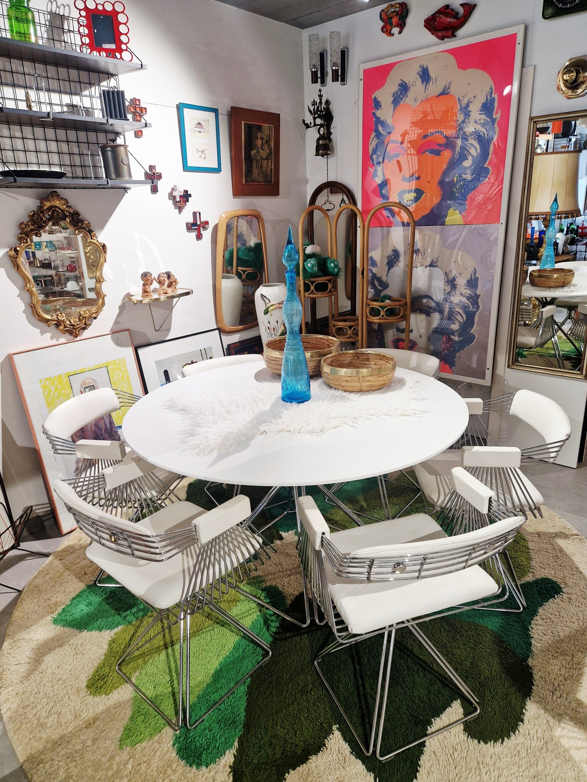 Eettafelset met 6 draaibare draadstoelen van Rudi Verelst en grote tafel met diameter 130 cm