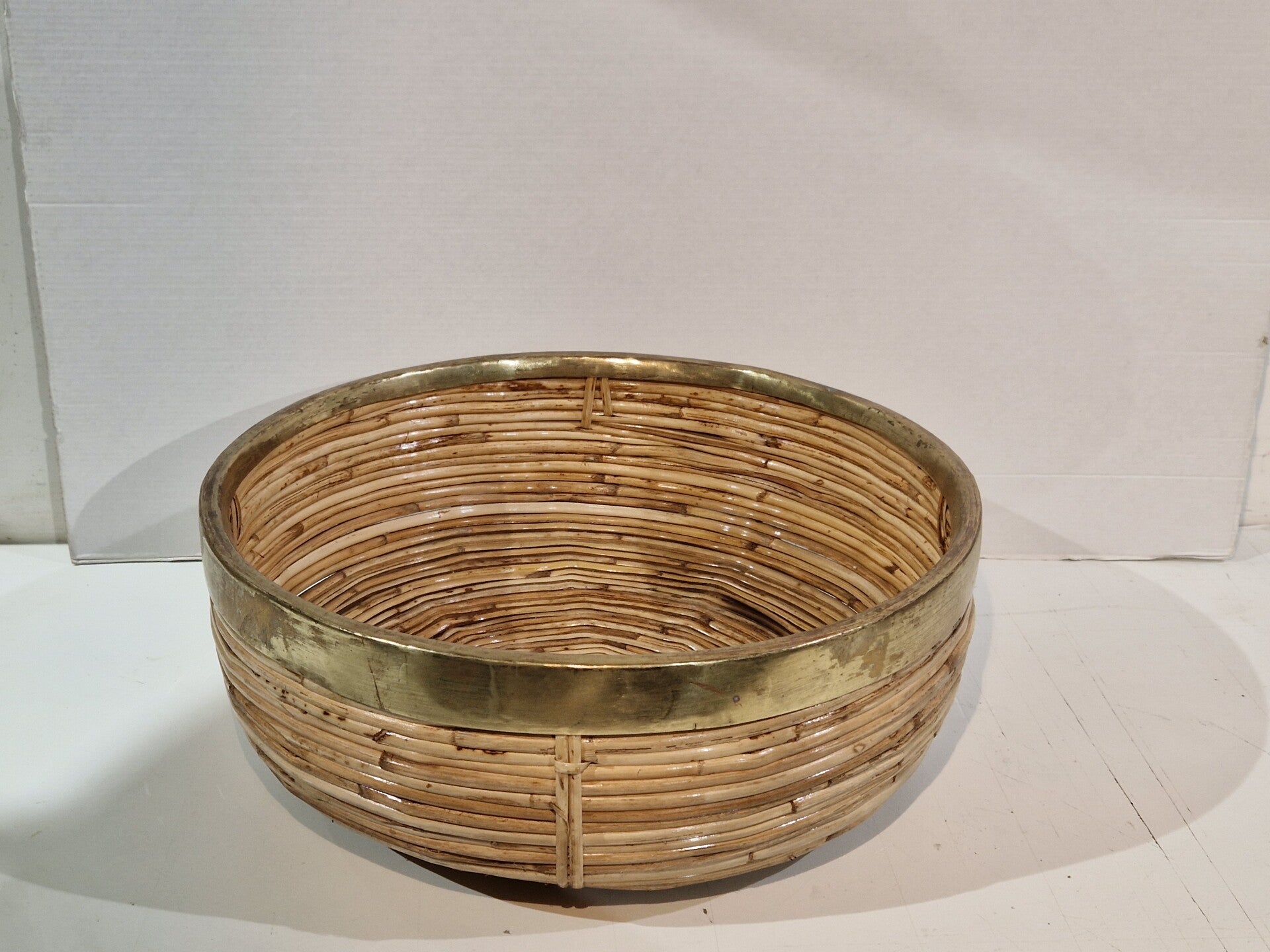 Gabriella Crespi , ronde schaal met koper rand