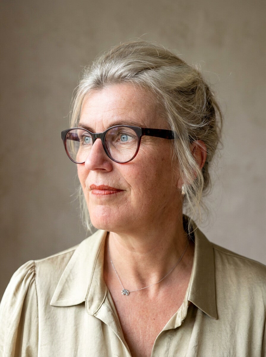 “Jeanette Ploeg, rouwbegeleider bij Licht in Verlies, in een moment van rust en reflectie”. Logo Licht In Verlies