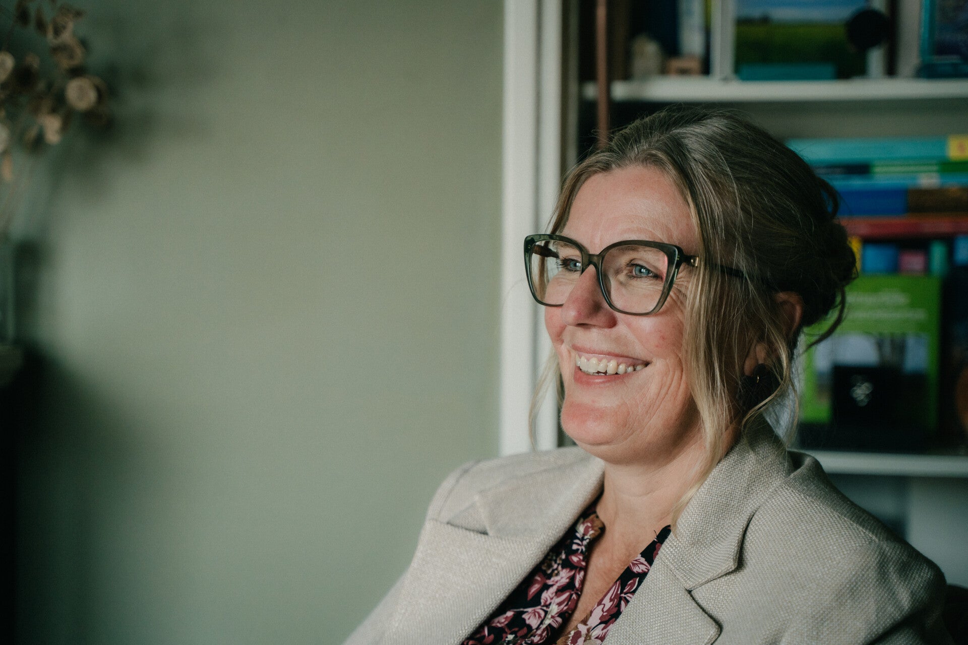 “Jeanette Ploeg, rouwbegeleider bij Licht in Verlies, in een moment van rust en reflectie”. Logo Licht In Verlies
