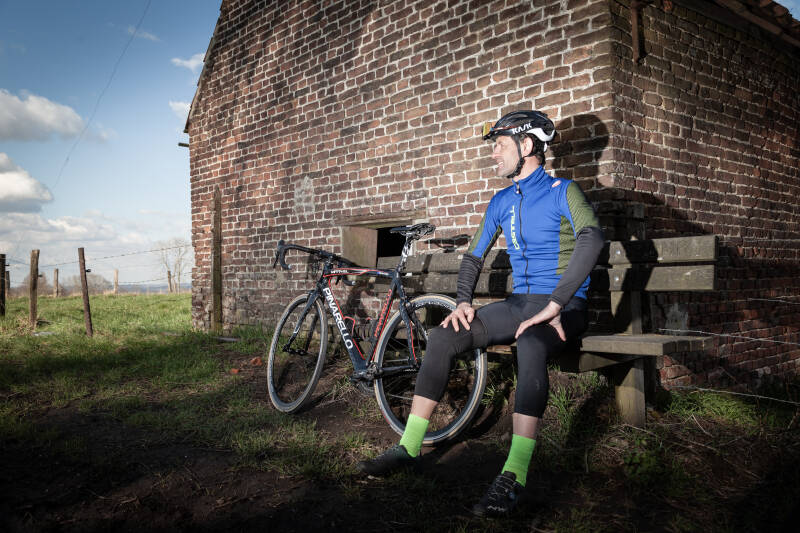 Wielrennen, wat betekent het voor jou? Hoe kan je als recreatief sporter/wielrenner groeien om jezelf steeds verder te blijven uitdagen op een gezonde, verantwoorde manier. Blessurevrij trainen naar een fitter en gezond lichaam en leven. Want sporten zorg