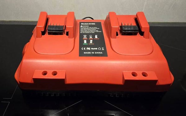 Lader til Milwaukee batterier 6amp dobbel.