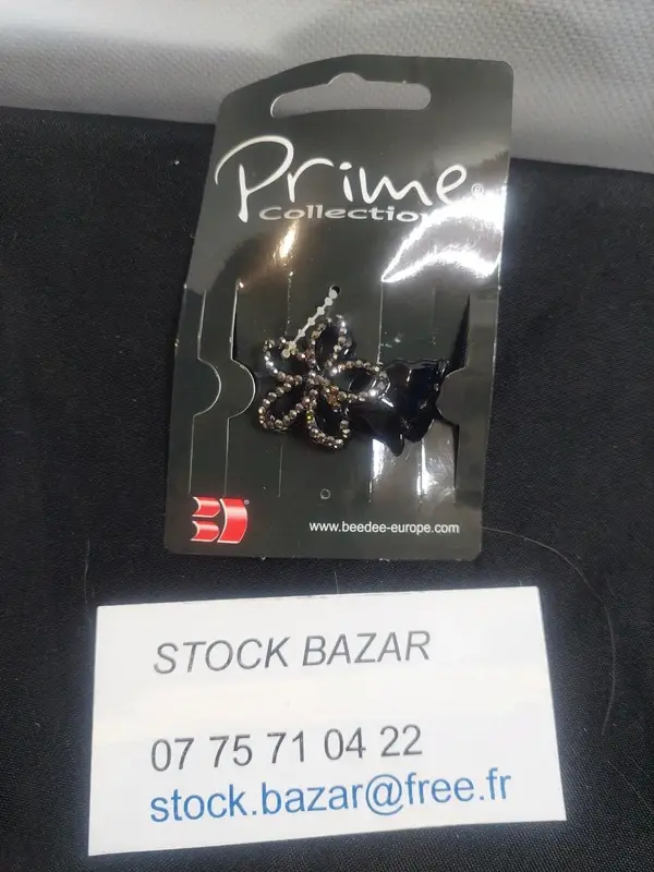 Barrette pince crocodile modèle fleur à strass gris foncé