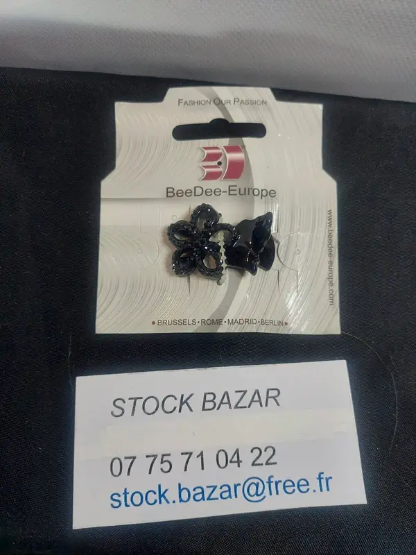 Barrette pince croco modèle fleur à strass noir