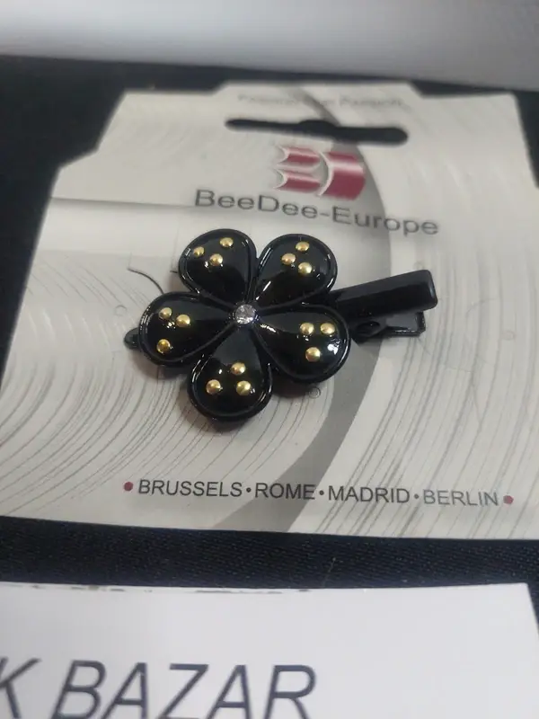 Barrette pince croco modèle fleur avec strass sur les pétales