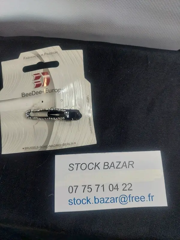 Barrette pince croco à strass sur une partie de la pince
