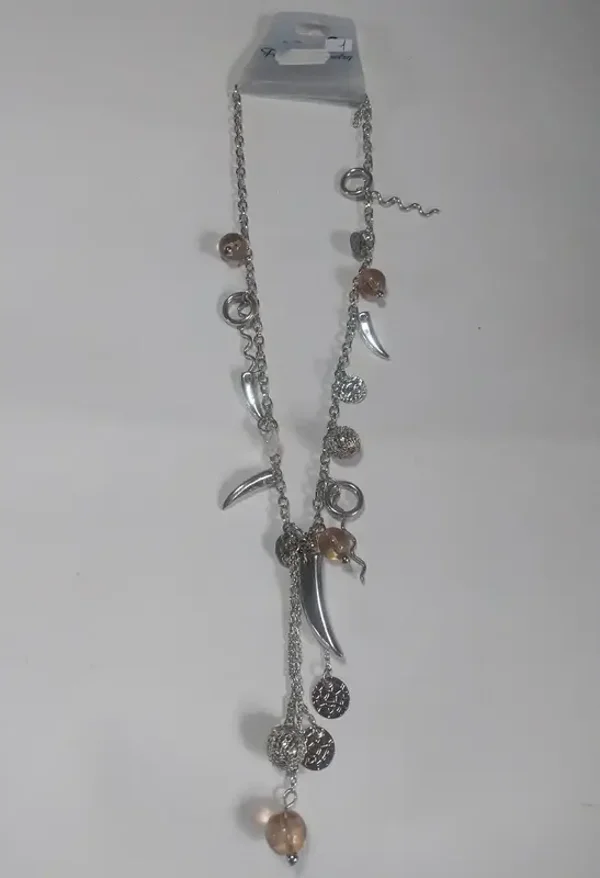 Collier avec breloques marron