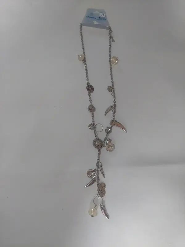 Collier avec breloques blanches et argentées