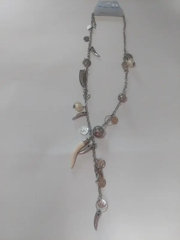 Collier avec dent blanche et breloques argentées et blanches