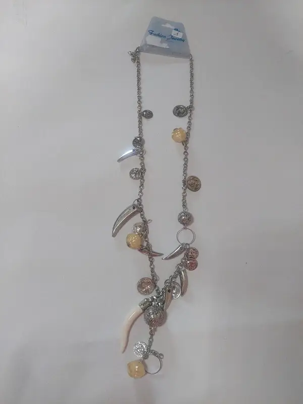 Collier avec dent blanche et breloques grises et jaunes