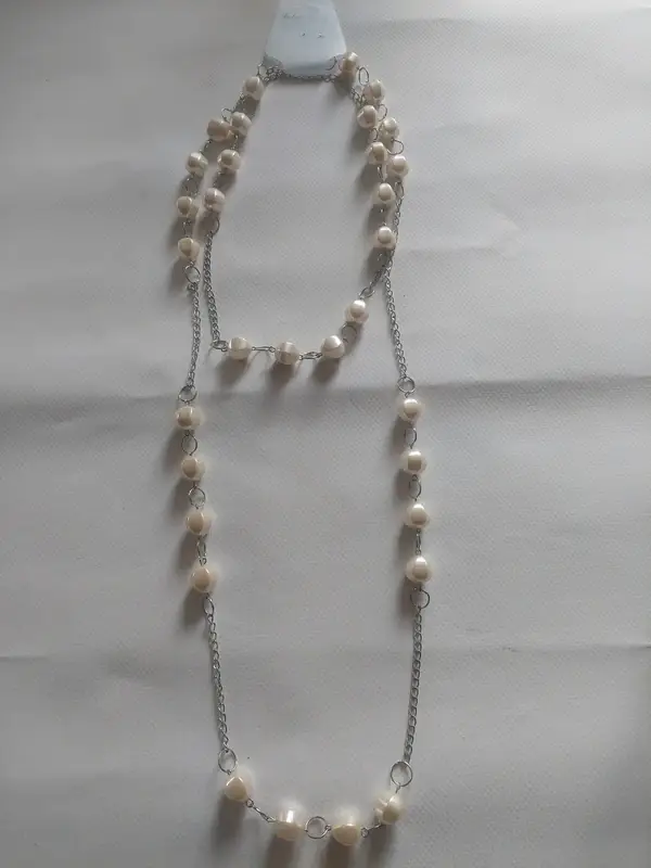 Long collier avec perles blanches nacrées