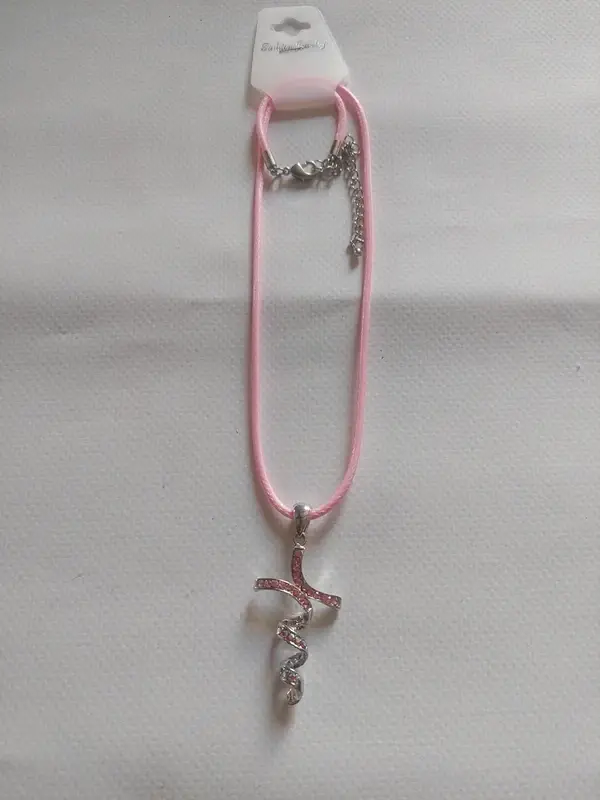 Collier discret avec pendentif rose avec strass